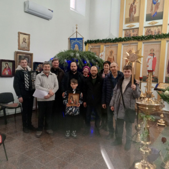 Православная община поздравила пациентов Волновахской больницы с праздником Рождества Христова.
