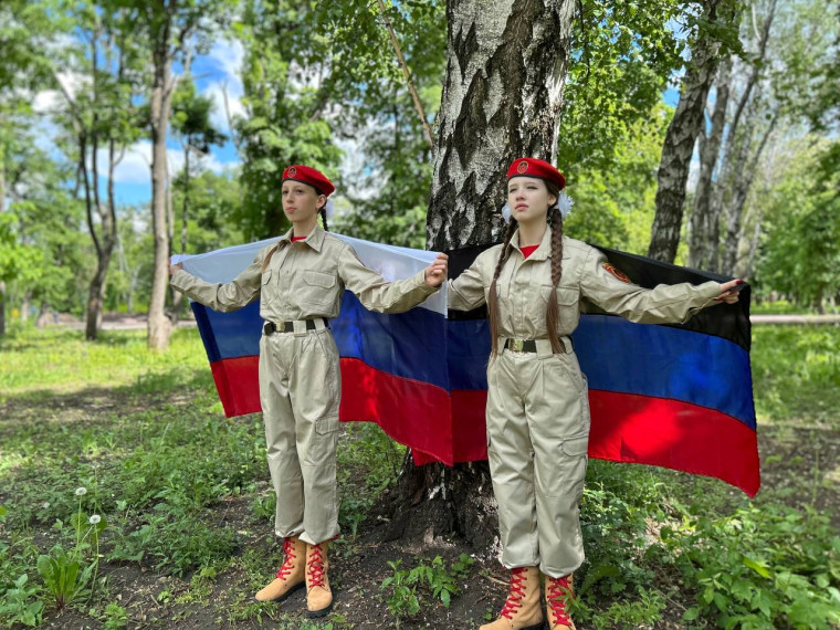 Юнармейцы создают живую открытку ко Дню России!.